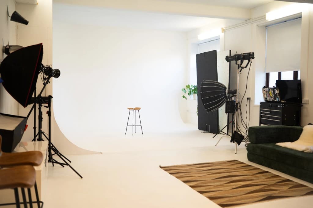 STU22 - white cyclorama studio with softboxes, cove, and lounge seating